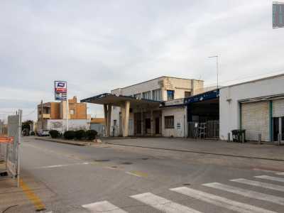 Dopo pochi passi raggiungiamo una malmessa palazzina bianca che ospitava una pompa di benzina e un bar operanti qui sino a poco fa...